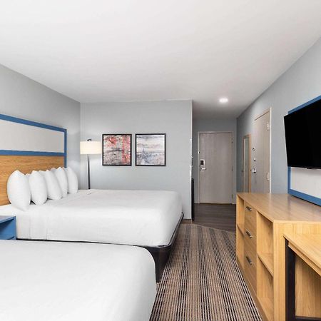 The Inn & Suites Omaha Near Zoo Exterior photo