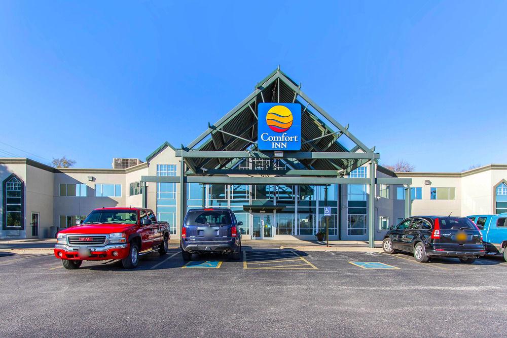 The Inn & Suites Omaha Near Zoo Exterior photo