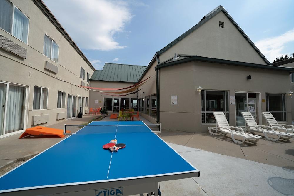 The Inn & Suites Omaha Near Zoo Exterior photo