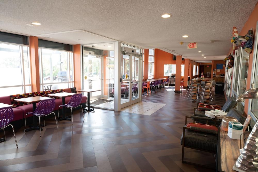 The Inn & Suites Omaha Near Zoo Exterior photo