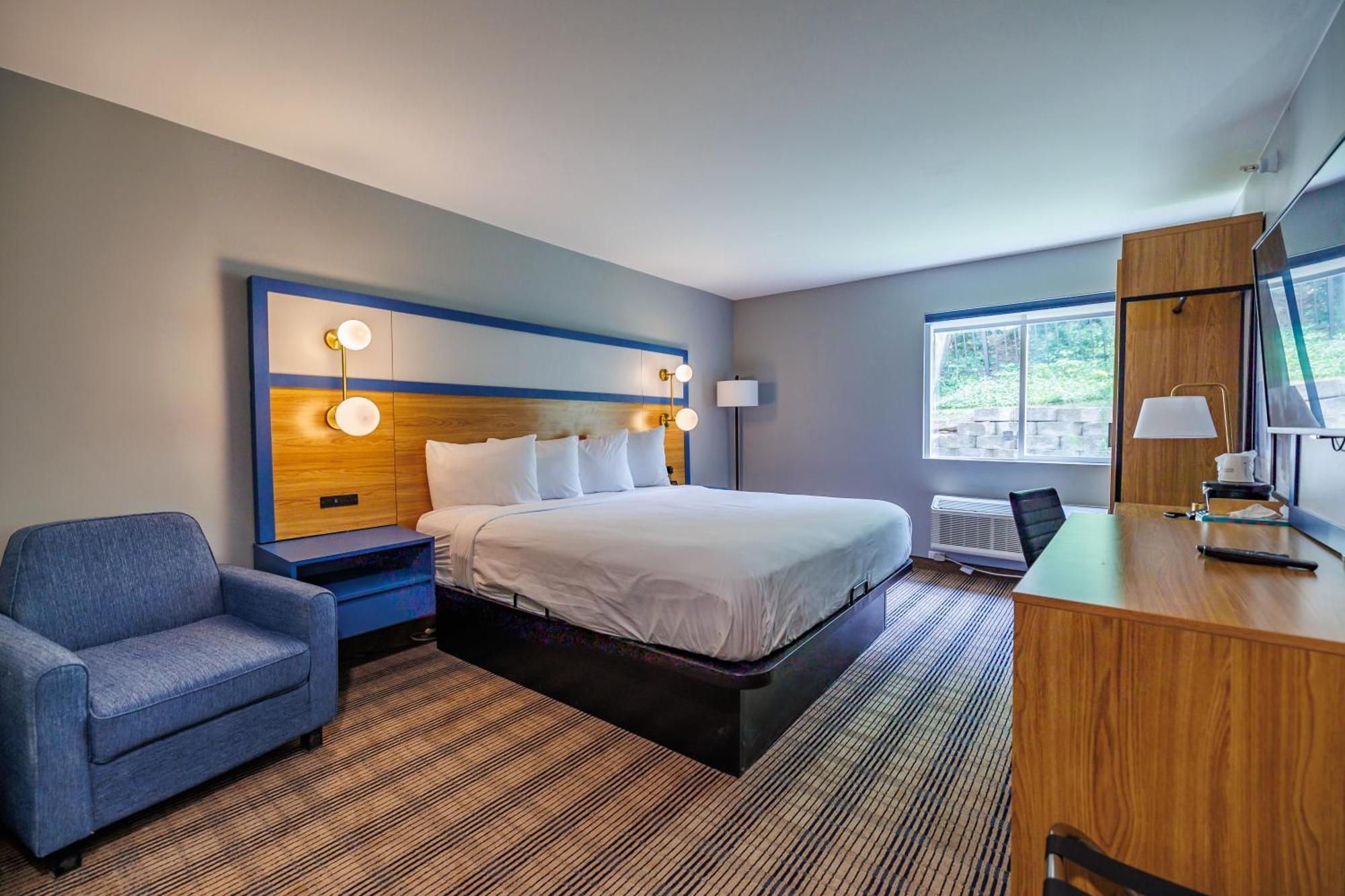 The Inn & Suites Omaha Near Zoo Exterior photo