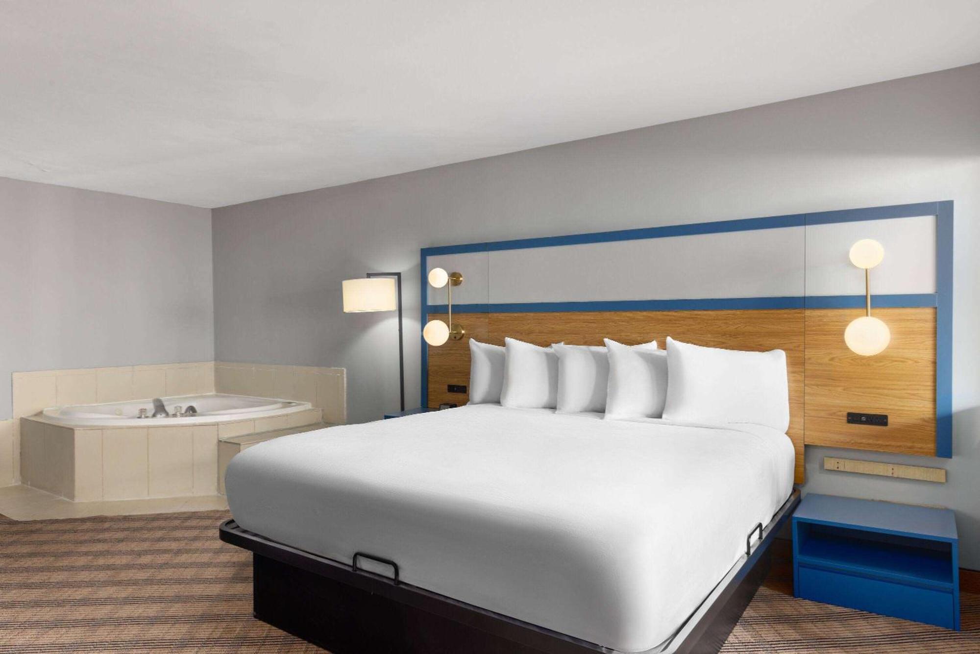 The Inn & Suites Omaha Near Zoo Exterior photo