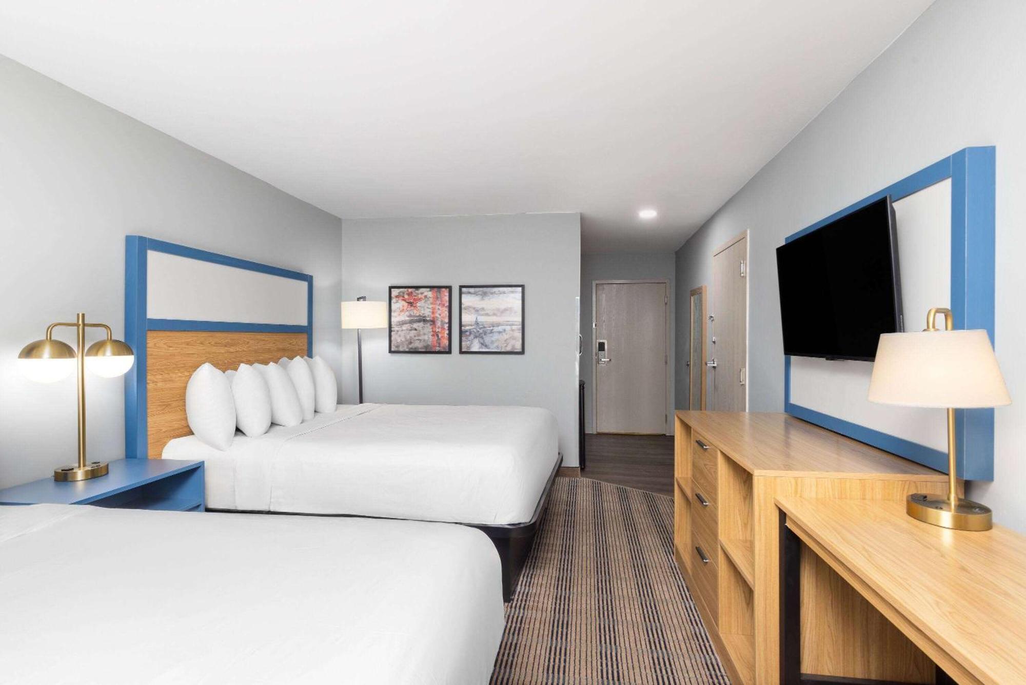 The Inn & Suites Omaha Near Zoo Exterior photo