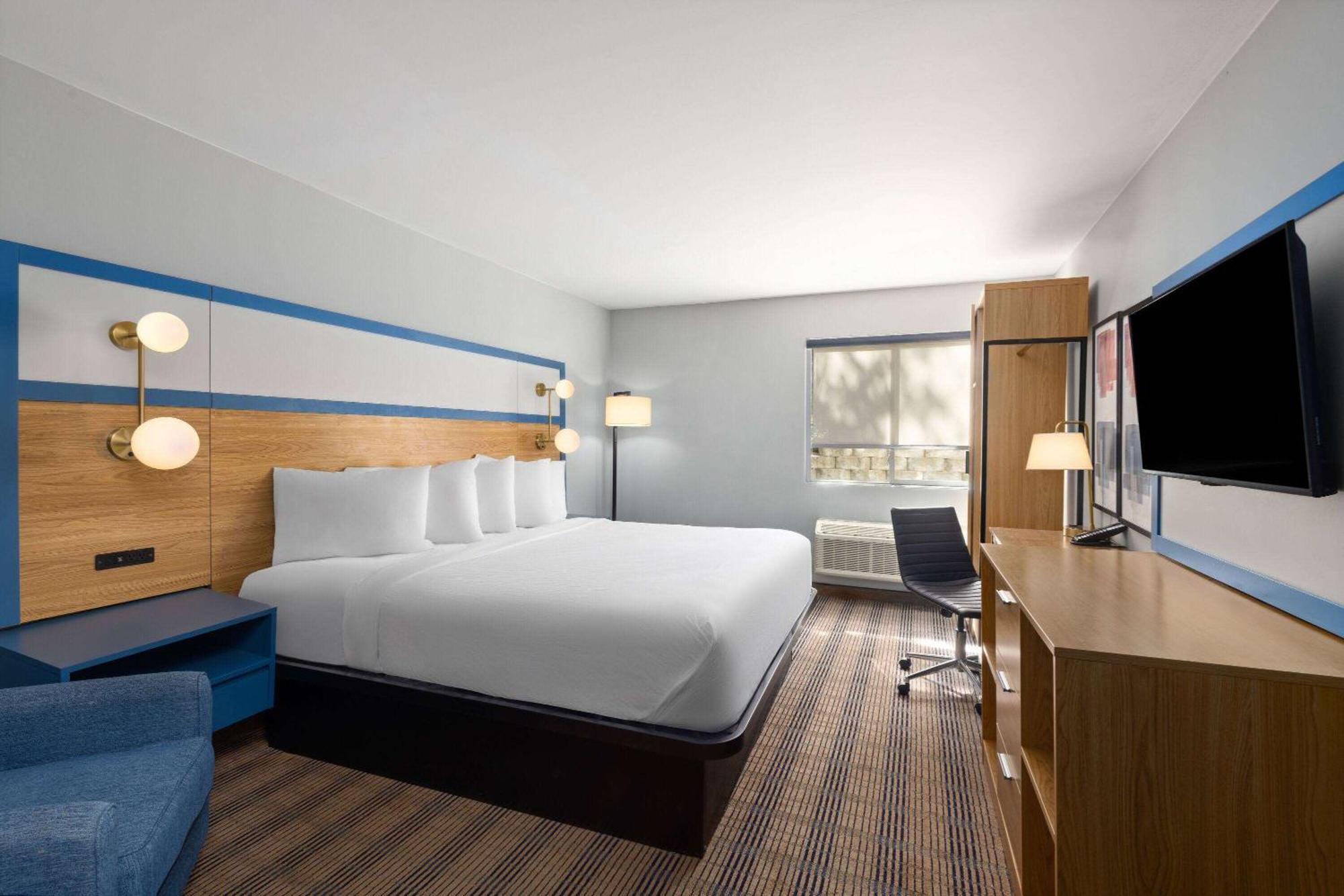 The Inn & Suites Omaha Near Zoo Exterior photo