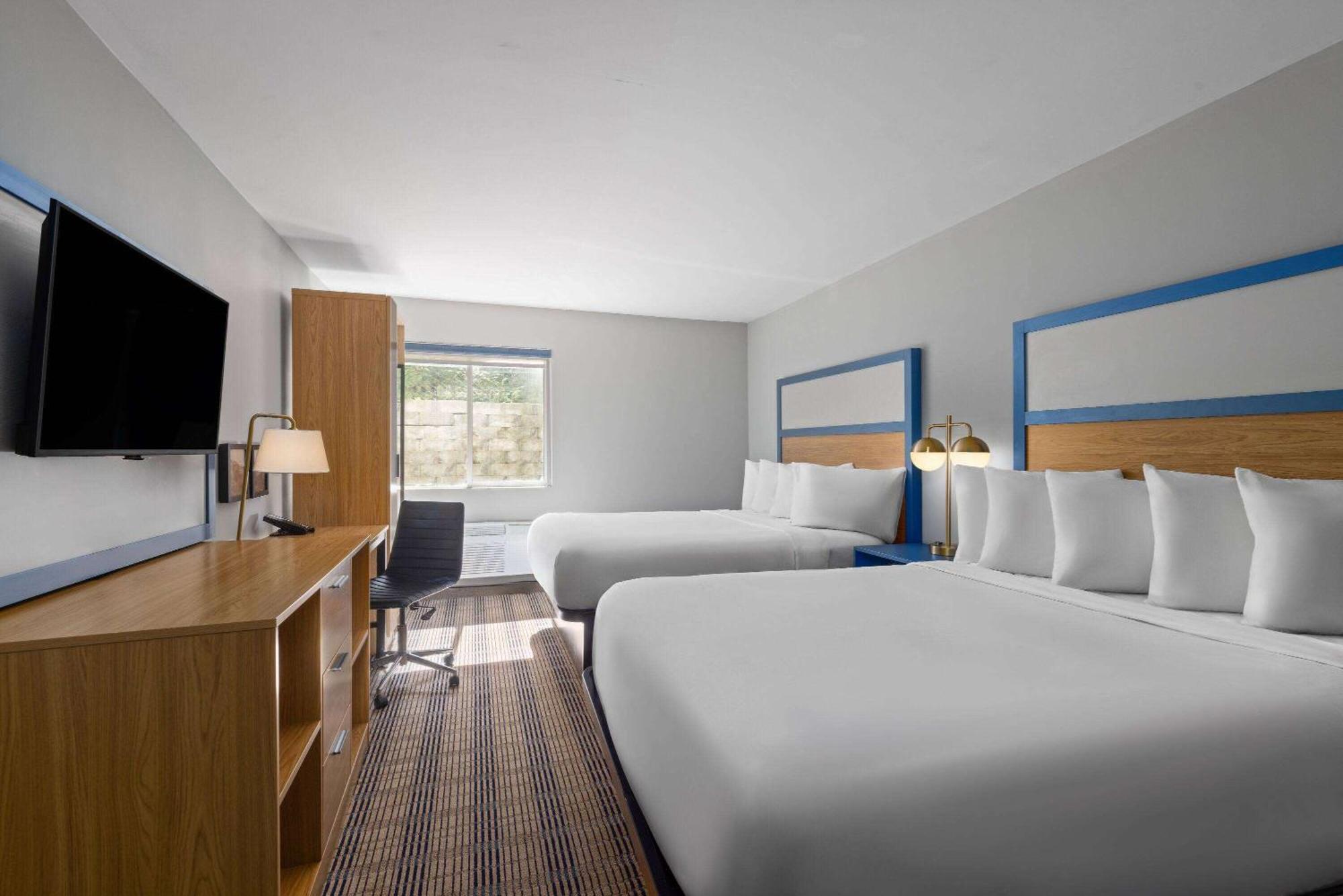 The Inn & Suites Omaha Near Zoo Exterior photo