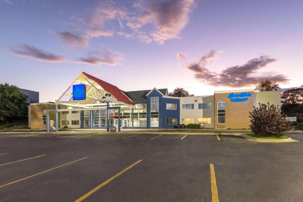 The Inn & Suites Omaha Near Zoo Exterior photo
