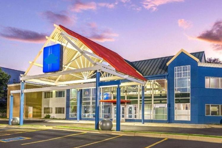 The Inn & Suites Omaha Near Zoo Exterior photo