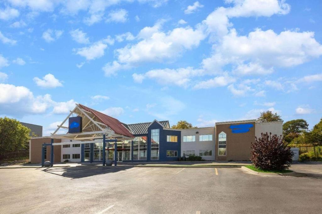 The Inn & Suites Omaha Near Zoo Exterior photo