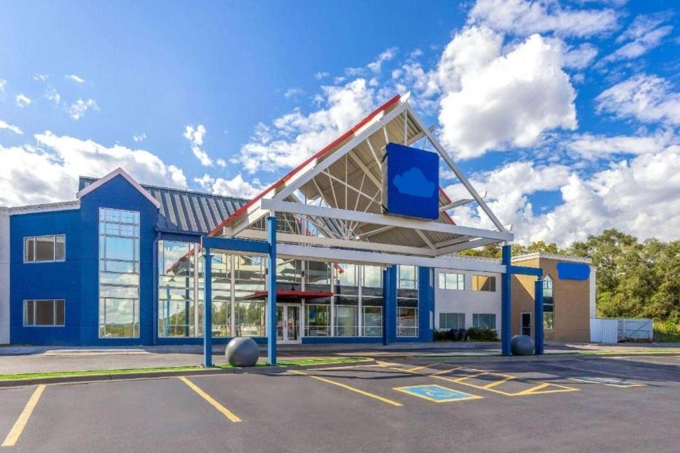 The Inn & Suites Omaha Near Zoo Exterior photo
