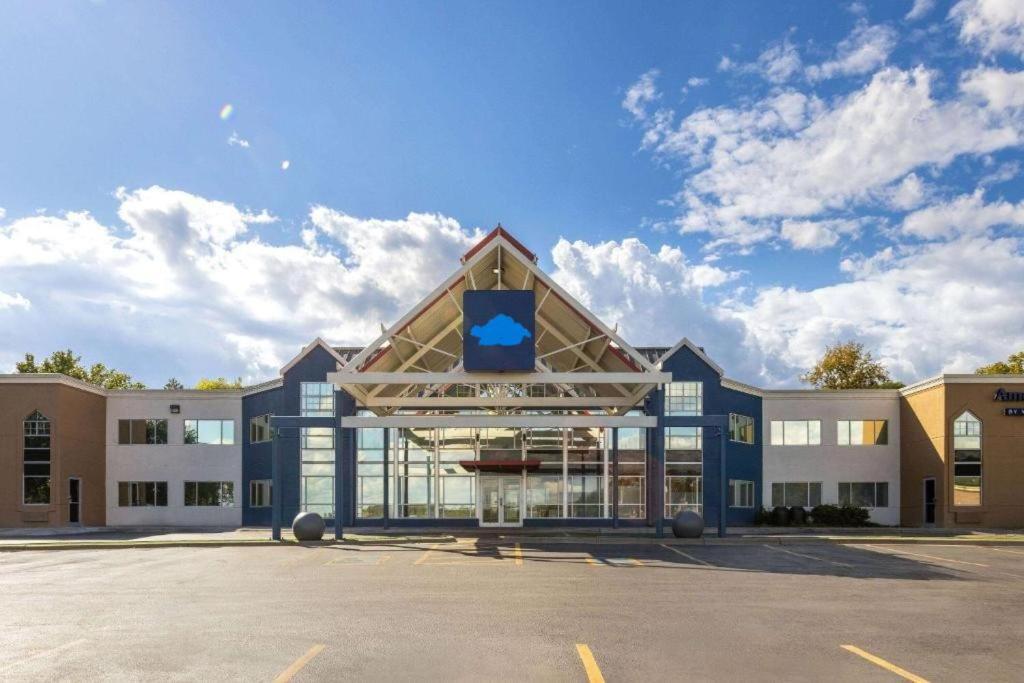 The Inn & Suites Omaha Near Zoo Exterior photo