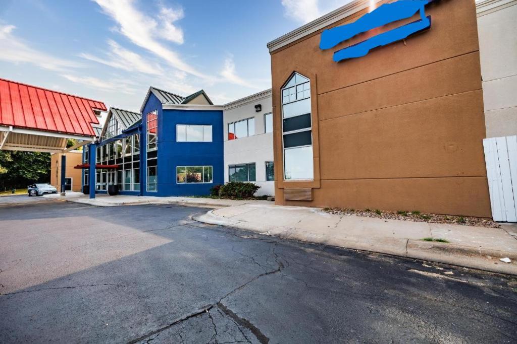 The Inn & Suites Omaha Near Zoo Exterior photo