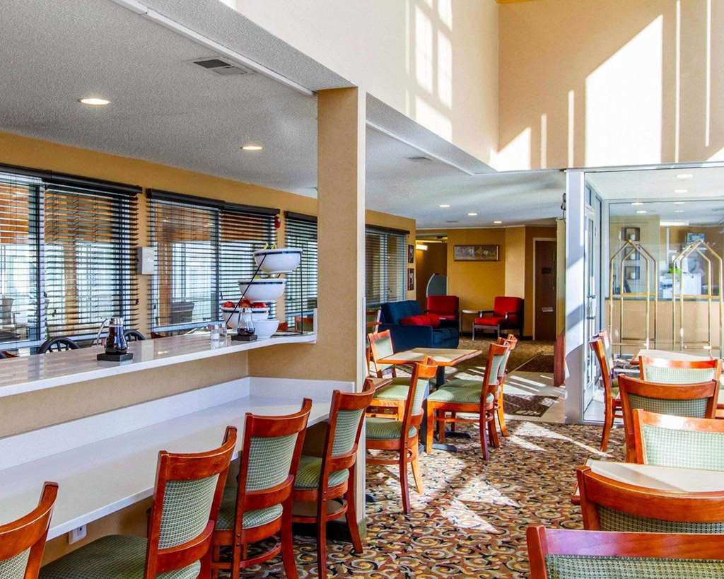 The Inn & Suites Omaha Near Zoo Restaurant photo