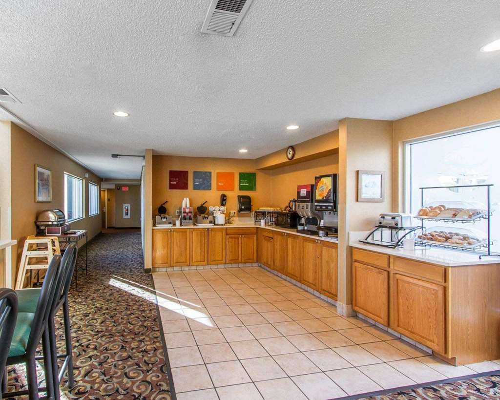 The Inn & Suites Omaha Near Zoo Restaurant photo