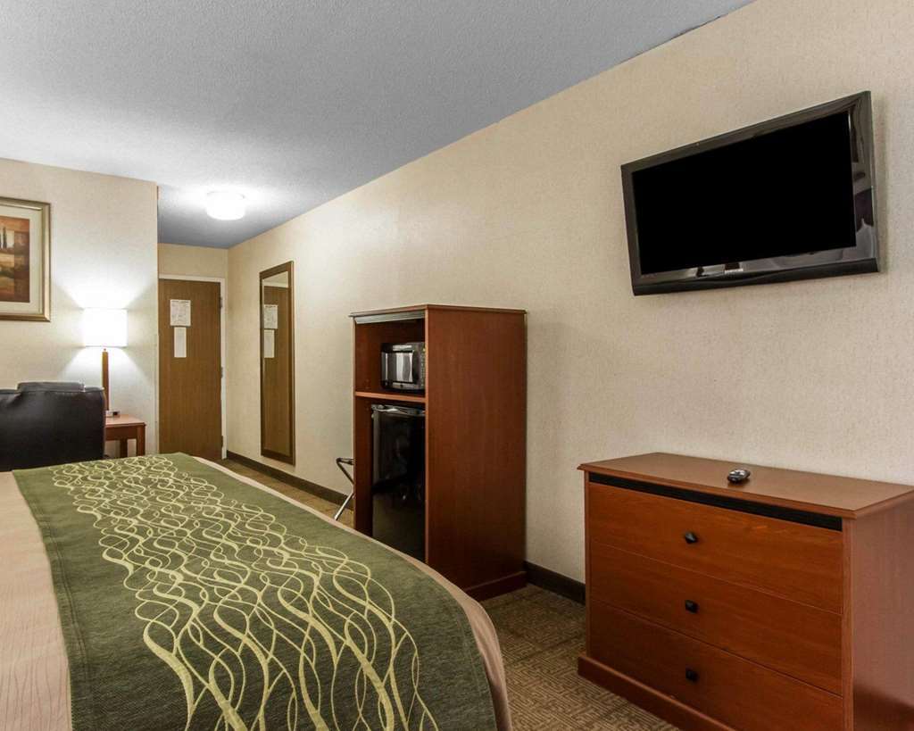 The Inn & Suites Omaha Near Zoo Room photo