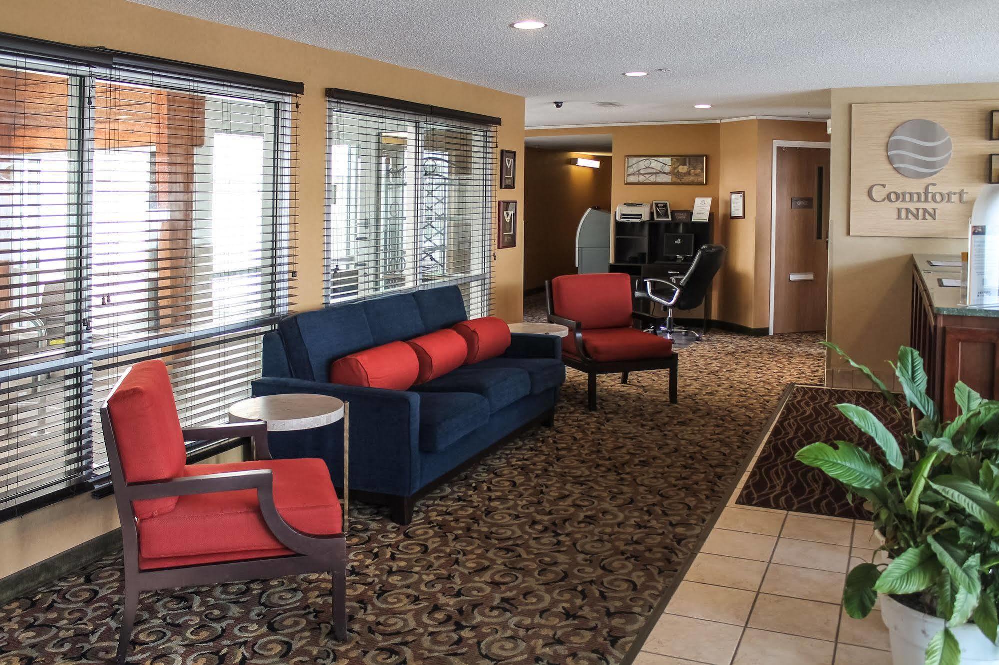 The Inn & Suites Omaha Near Zoo Exterior photo